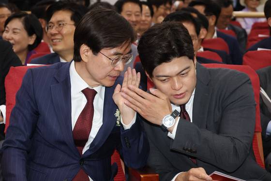 지난해 6월 김용태 국민의힘 비상대책위원장과 조경태 의원이 국회 의원회관에서 열린 '체코 원전수주의 의미와 우리 원전 산업계의 나아갈 방향' 정책토론회에 참석해 대화하고 있다. 뉴스1