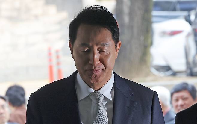 오세훈 서울시장이 3일 서초동 서울중앙지법에서 열린 명태균 여론조사 대납 의혹 사건 1심 공판에 출석하고 있다. 연합뉴스