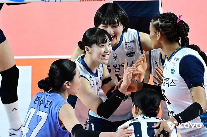 3일 김천체육관에서 열린 챔피언결정전 2차전에서 득점한 뒤 환호하는 GS칼텍스 선수들. 사진 한국배구연맹