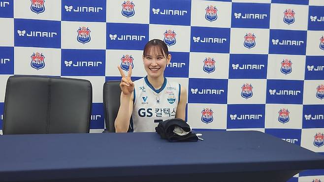 2승을 뜻하는 손가락 두 개를 펼친 GS칼텍스 안혜진. 김천=김효경 기자