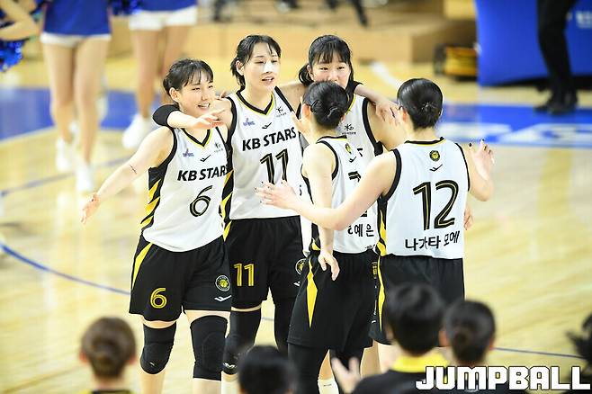 ▲지난해 2월 20일 용인체육관에서 삼성생명을 꺾으며 자력으로 4위를 확정 지었던 KB스타즈 선수들