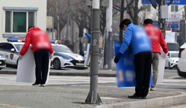 ▲ 제9회 전국지방선거를 80여 일 앞둔 10일 춘천 후평동 사거리에서 예비후보들이 아침인사를 하고 있다. 김정호 기자
