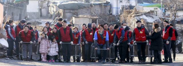 ▲ 밥상공동체복지재단이 연탄을 나누고 있는 모습.