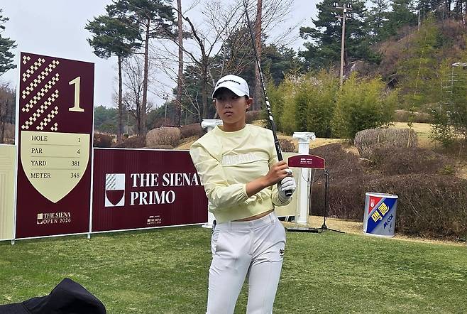 더 시에나오픈 2라운드, 1번 홀 티박스에서 몸을 푸는 김서아