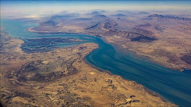 이란 본토와 클래런스 해협을 사이에 둔 케슘섬 일대 항공 사진. 호르무즈해협 인근 전략 요충지다./사진=로이터연합뉴스