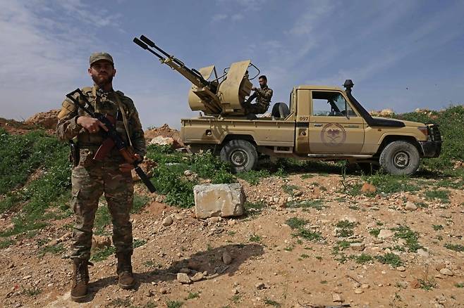 시리아-레바논 국경 알 쿠사이르 지역에서 시리아 군인이 경계를 서고 있다. 사진=AFP