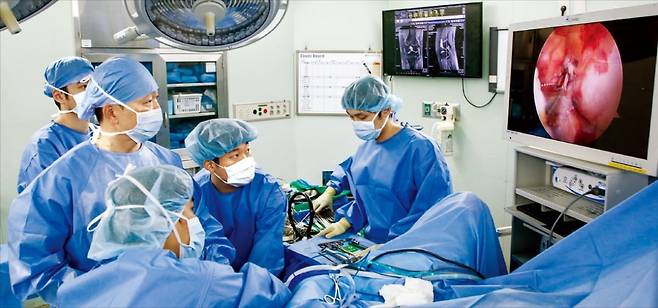 이상학 강동경희대병원 정형외과 교수(왼쪽 앞에서 두 번째)가 무릎 손상 환자 수술을 집도하고 있다.  /강동경희대병원 제공﻿