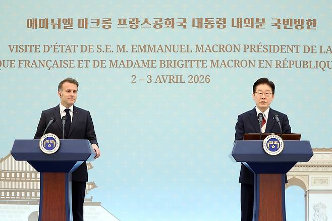 South Korean President Lee Jae Myung (right) and French President Emmanuel Macron make a joint press appearance following their summit at the presidential office Cheong Wa Dae in Seoul on Friday. (Yonhap)