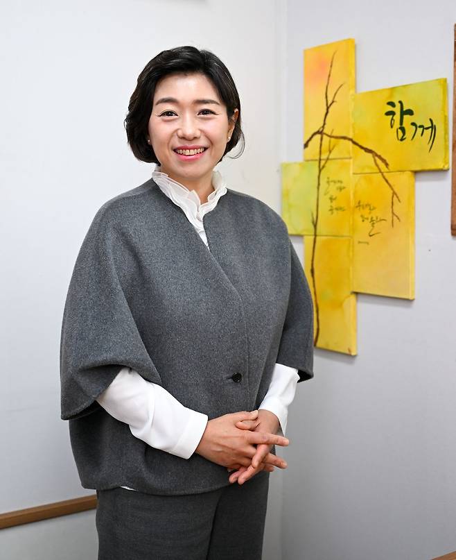 ‘너는 피투성이라도 살아 있으라’ 저자 임금주 함께하는교회 사모가 최근 경기도 평택의 교회 내 조형물 앞에서 미소짓고 있다. 평택=신석현 포토그래퍼