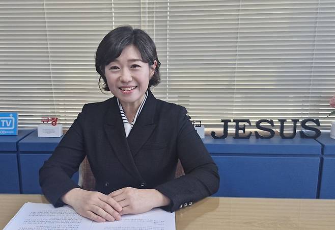 ‘너는 피투성이라도 살아 있으라’ 저자 임금주 함께하는교회 사모가 지난 1월 서울 서초구 규장출판사 사옥에서 유튜브 방송을 촬영 후 포즈를 취한 모습. 임 사모 제공