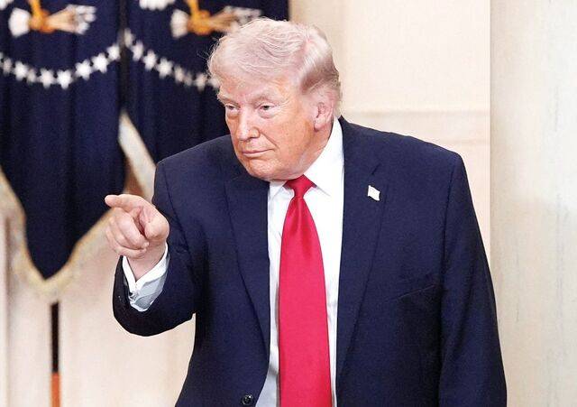 도널드 트럼프 미국 대통령이 1일(현지시간) 워싱턴DC 백악관에서 진행된 이란 전쟁 관련 대국민 연설을 마친 뒤 손가락으로 어딘가를 가리키는 제스처를 취하고 있다. 로이터연합뉴스