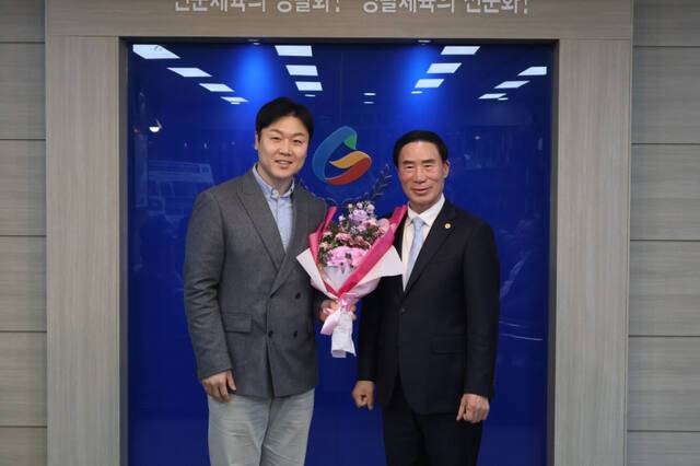 이원성 경기도체육회장(오른쪽)이 3일 오후 경기도체육회관에서 원윤종 IOC 선수위원과 접견을 갖고 기념사진을 찍고 있다. 도체육회 제공