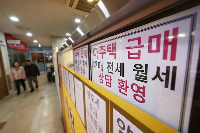 이재명 대통령이 부동산 정책 수립 과정에서 다주택자나 부동산 과다 보유 공직자를 배제하겠다는 입장을 밝힌 22일 서울 시내 부동산에 다주택자 급매 상담 안내문이 붙어 있다. 
[뉴스1]
