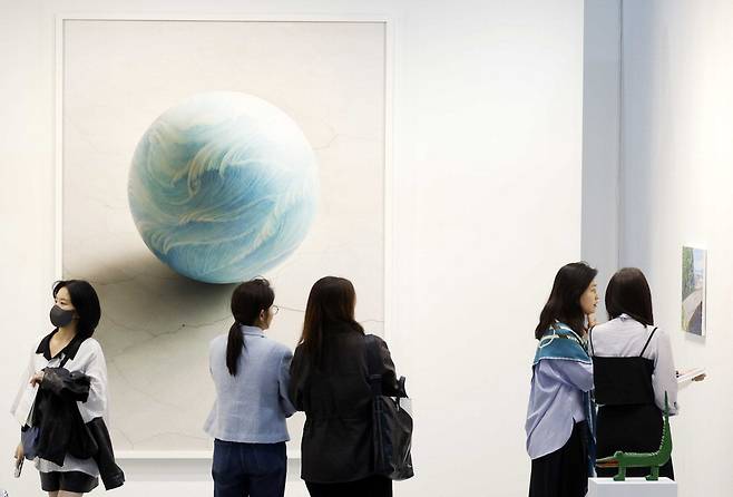 3일 서울 강남구 세텍에서 일반 개막한 아트오앤오(ART OnO 2026)의 갤러리 바톤 부스에 전시된 정희승 사진 작품을 관람객들이 바라보고 있다. 김호영 기자