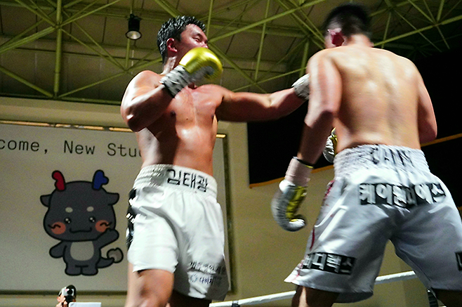 사단법인 한국복싱커미션 헤비급 챔피언 김태광이 2026년 3월 서울과학기술대학교 체육관 특설 링 타이틀 1차 방어전에서 도전자 이광민을 몰아붙이고 있다. 사진=KBM