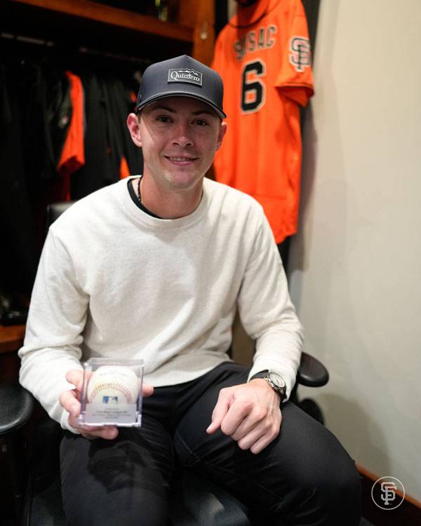 수작이 첫 안타 기념구를 들고 포즈를 취한 모습. 사진= 자이언츠 공식 X