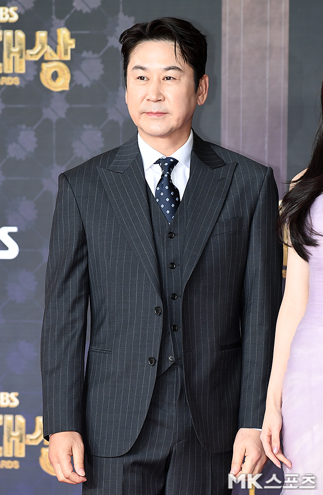 방송인 신동엽이 과거 100억 원대 부채를 짊어졌던 당시의 솔직한 심경과 아내 선혜윤 PD와의 비화를 털어놨다.