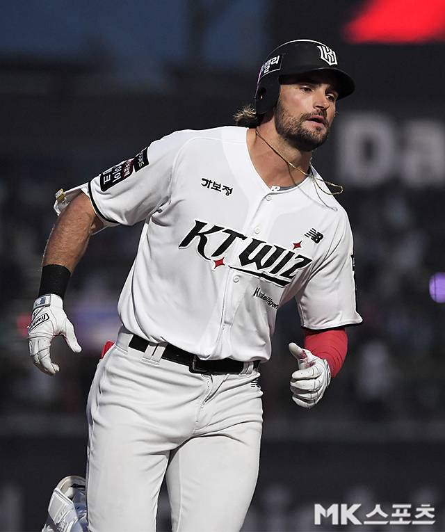 3일 수원 KT위즈파크에서 ‘2026 프로야구’ 삼성 라이온즈와 KT위즈의 경기가 열렸다. 2회말 KT 힐리어드가 홈런을 날린 뒤 베이스를 돌고 있다. 사진(수원)=천정환 기자