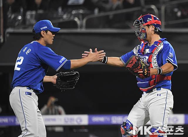 3일 수원 KT위즈파크에서 ‘2026 프로야구’ 삼성 라이온즈와 KT위즈의 경기가 열렸다. 이날 경기는 삼성이 2-1로 승리했다. 삼성 김재윤, 강민호가 기뻐하고 있다. 사진(수원)=천정환 기자