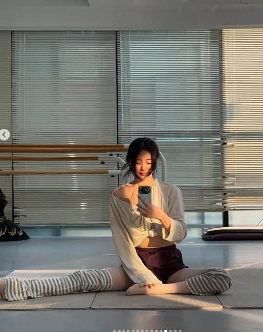 배우 수지가 화장기 없는 수수한 얼굴로 우아한 발레 일상을 공유하며 팬들의 시선을 사로잡았다.사진=수지 sns