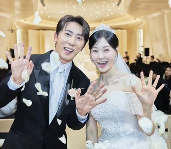 개그맨 김원훈이 엄지윤과의 만우절 결혼식 이벤트를 지켜 본 진짜 아내의 반응을 언급했다. /사진=김원훈 인스타그램