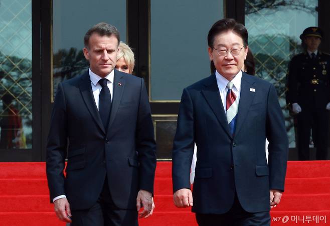 (서울=뉴스1) 허경 기자 = 이재명 대통령이 3일 청와대에서 국빈 방한한 에마뉘엘 마크롱 프랑스 대통령을 영접하고 있다. 2026.4.3/뉴스1 Copyright (C) 뉴스1. All rights reserved. 무단 전재 및 재배포, AI학습 이용 금지. /사진=(서울=뉴스1) 허경 기자