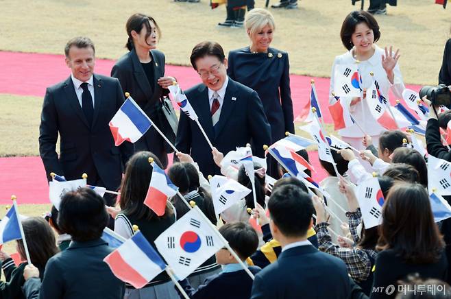 [서울=뉴시스] 고범준 기자 = 이재명 대통령과 에마뉘엘 마크롱 프랑스 대통령이 3일 청와대에서 열린 공식환영식에서 어린이들과 인사하고 있다. 왼쪽부터 마크롱 대통령, 이 대통령, 브리지트 여사, 김혜경 여사. 2026.04.03. bjko@newsis.com /사진=고범준