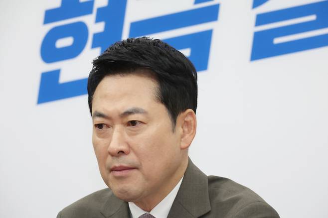 장동혁 국민의힘 대표가 2일 오전 서울 여의도 국회에서 열린 최고위원회의에 참석해 있다./사진=뉴시스.