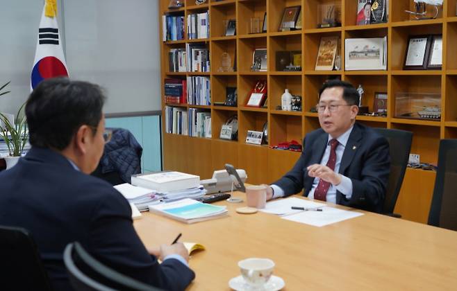 유용원 국민의힘 의원(오른쪽)이 지난달 31일 국회에서 이상언 동행미디어 시대 제도혁신연구소장과 인터뷰하고 있다./사진=유용원 의원실