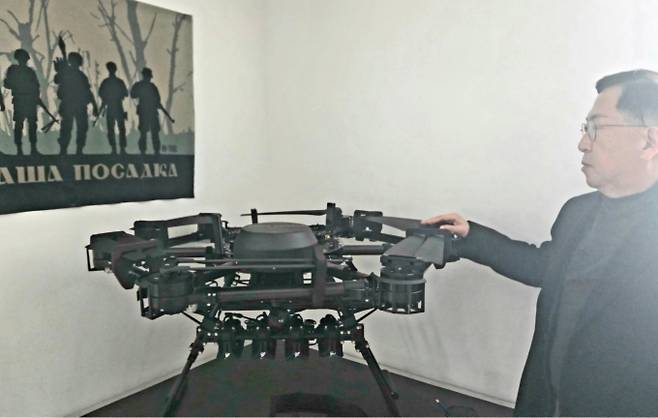 우크라이나에서 민간 업체가 만든 군사용 드론을 살펴보는 유용원 의원./사진=유용원 의원실