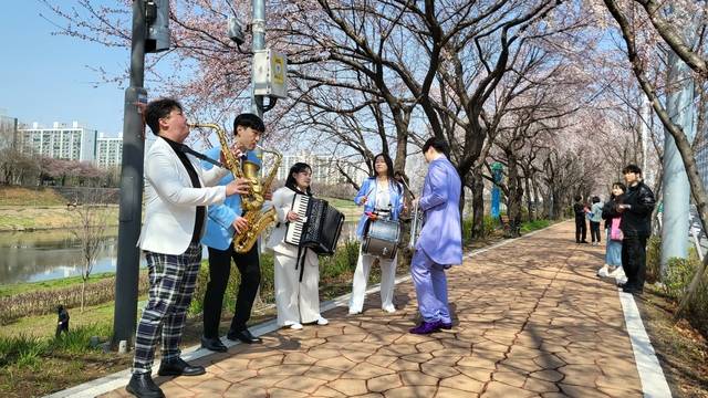 지난해 안양천 벚꽃 퍼레이드 공연 모습. 금천구청 제공