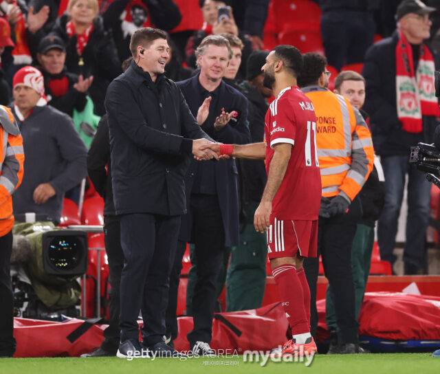 스티븐 제라드(왼쪽)와 모하메드 살라./게티이미지코리아