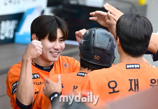 2026년 3월 29일 오후 대전 한화생명볼파크에서 열린 ‘2026 신한 SOL KBO리그' 키움 히어로즈와 한화 이글스의 경기. 한화 강백호가 3회말 무사 1루서 2점 홈런을 친 뒤 심우준의 축하를 받고 있다./마이데일리