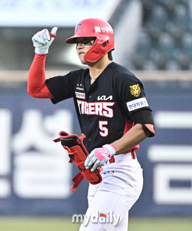 2일 오후 서울 잠실야구장에서 진행된 '2026 KBO리그' LG트윈스와 KIA타이거즈의 경기. KIA 김도영이 1회초 2사에서 안타를 친 뒤 환호하고 있다./마이데일리