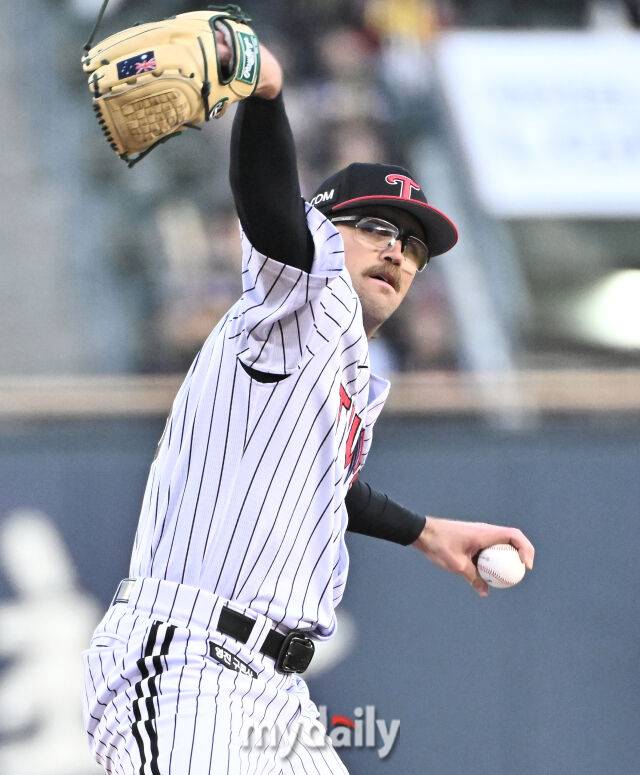 2일 오후 서울 잠실야구장에서 진행된 '2026 KBO리그' LG트윈스와 KIA타이거즈의 경기.LG 웰스가 선발등판해 역투하고 있다./잠실=송일섭 기자