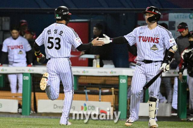 2026년 4월 1일 오후 서울 잠실구장에서 '2026 신한 SOL KBO리그' KIA 타이거즈와 LG 트윈스의 경기.LG 3루 주자 천성호가 6회말 1사 만루서 오스틴의 우익수 플라이 때 홈을 밟고 박동원의 축하를 받고 있다./마이데일리