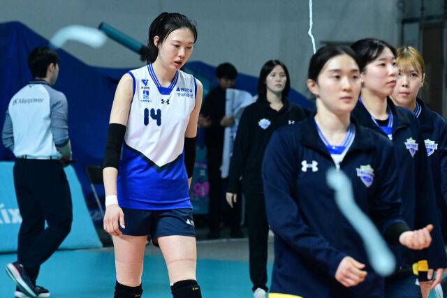 현대건설이 세트 스코어 0-3으로 패배한 뒤 고개를 숙이는 양효진. / 한국배구연맹(KOVO)