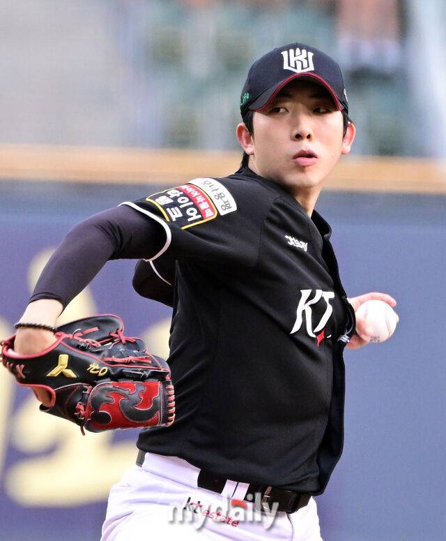 2025년 7월 29일 오후 서울 잠실구장에서 열린 '2025 신한 SOL뱅크 KBO 리그' KT 위즈와 LG 트윈스의 경기. KT 선발투수 오원석이 역투하고 있다./마이데일리