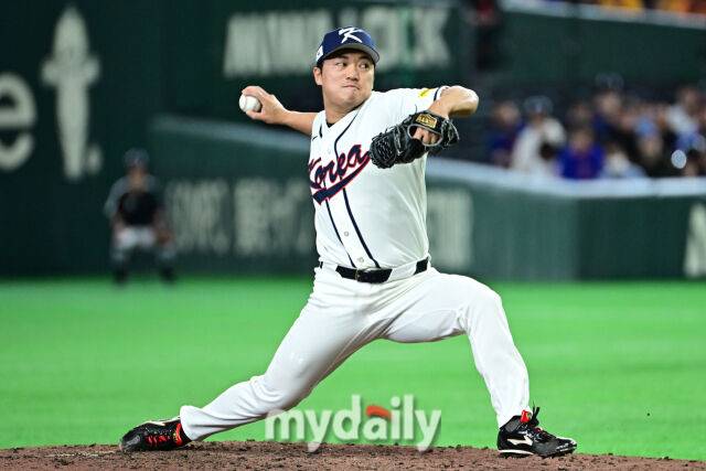8일 일본 도쿄돔에서 열린 2026 월드 베이스볼 클래식(WBC) 조별리그 한국-대만 경기.대만 페어차일드(오른쪽)가 9회말 1사 1루 구자욱의 타구 천천웨 고우석이 9회초 마운드에 올라 힘차게 투구하고 있다.