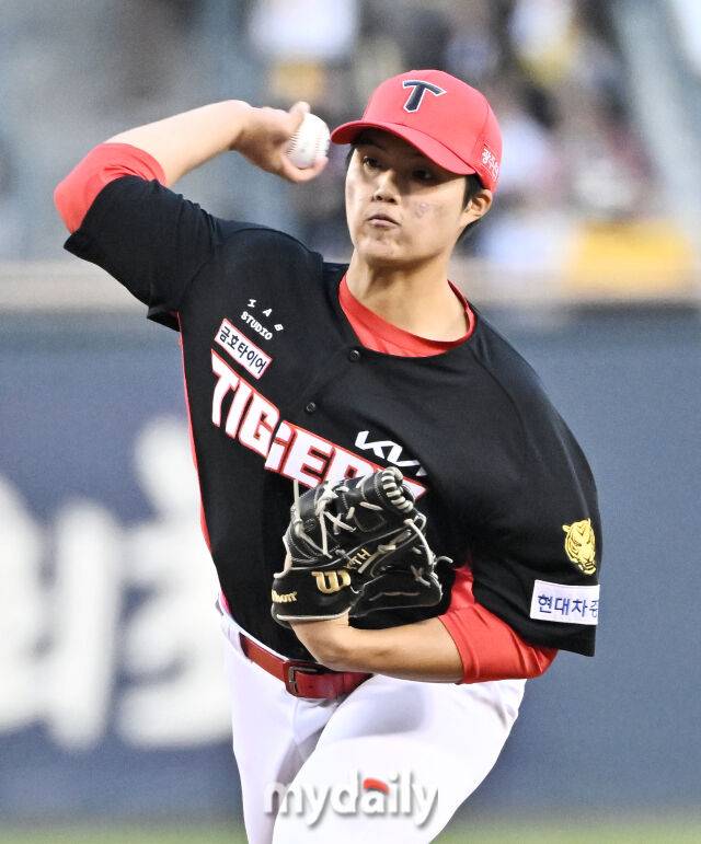 2일 오후 서울 잠실야구장에서 진행된 '2026 KBO리그' LG트윈스와 KIA타이거즈의 경기. 기아 김태형이 선발등판해 역투하고 있다./마이데일리