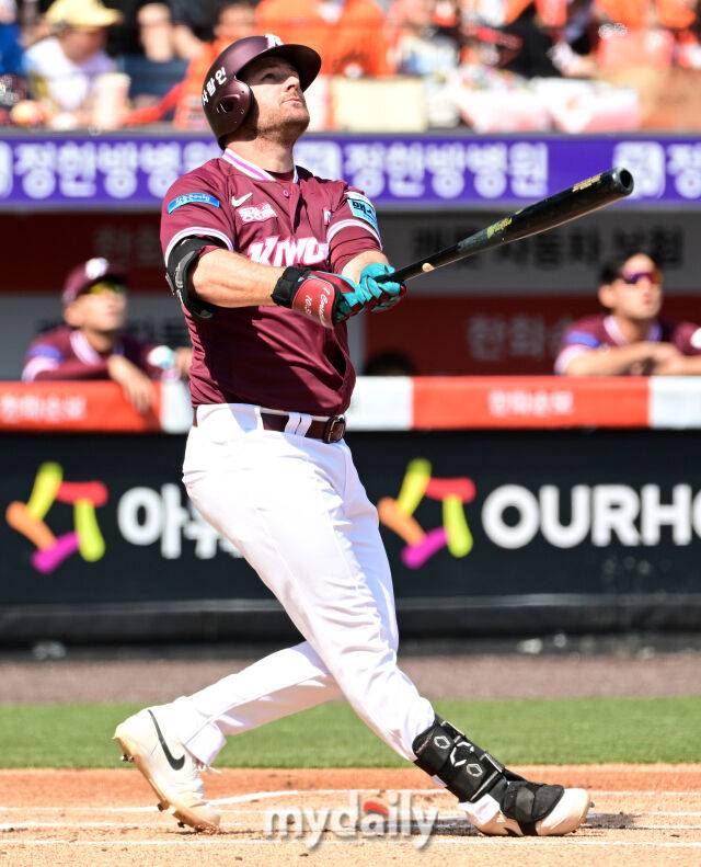 2026년 3월 28일 오후 대전 한화생명볼파크에서 열린 ‘2026 신한 SOL KBO리그' 개막전 키움 히어로즈와 한화 이글스의 경기키움 브룩스가 5회말 2사 만루서 타격하고 있다./마이데일리