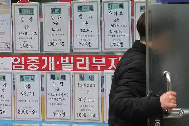 한국부동산원 주간아파트 가격 동향에 따르면 지난 30일 기준 강남구와 서초구, 송파구 등 강남 3구가 최장 7주 연속 아파트 매매가격이 빠지고 있는 것과 달리 성북구(0.27%), 서대문구(0.27%), 강서구(0.27%), 관악구(0.26%), 구로구(0.24%) 등 서울 외곽지역은 오름폭을 오히려 키운 것으로 집계됐다. 사진은 서울 성북구 한 부동산 중개업소에 붙은 빌라 매매 광고.[연합]