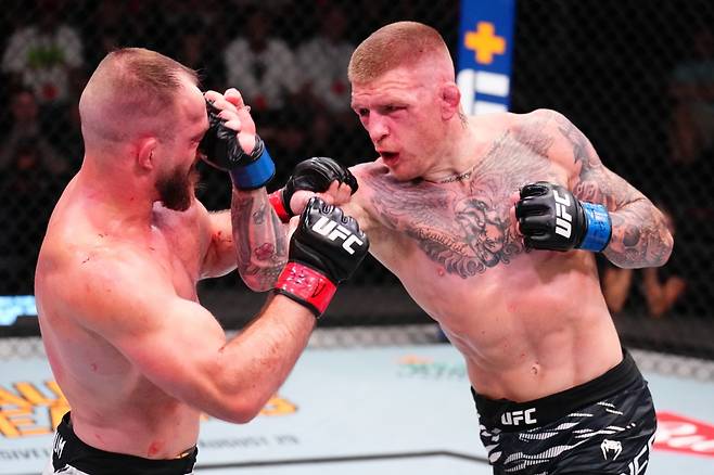 지난 해 8월 UFC 파이트나이트에서 크리스 던컨(오른쪽)이 마테우슈 레베츠키에게 어퍼컷을 던지고 있다. [UFC 제공]