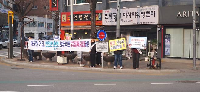 춘천시 건설국 공무원들의 ‘현수막 없는 거리’ 캠페인이 국민적 호응을 얻고 있다.