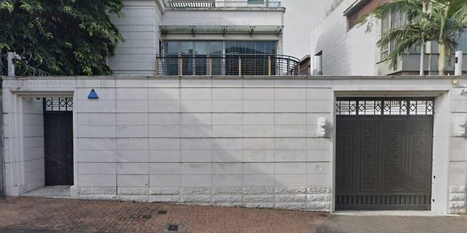 홍콩의 원로 인사 로런스 위 캄키가 52년 만에 자택을 매각해 약 252배의 수익을 거뒀다.  [SCMP]