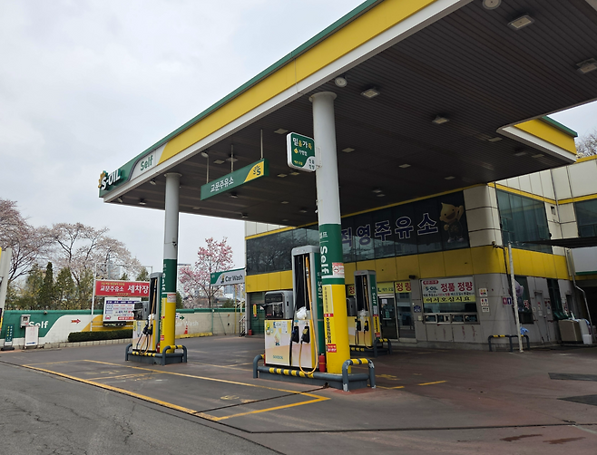 지난 1일 오전 11시께 경기 구리시의 한 자영 주유소. 인근 직영 주유소가 1700원대의 가격을 내세우자 손님 발길이 끊겼다. 이영기 기자.