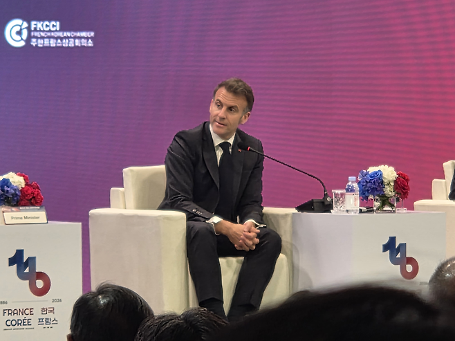 에마뉘엘 마크롱 프랑스 대통령이 한국경제인협회(한경협)이 3일 프랑스경제인협회(MEDEF)와 공동으로 여의도 FKI타워에서 개최한 ‘제3차 한-프랑스 경제계 미래대화’에서 발언하고 있다. [공동취재단]