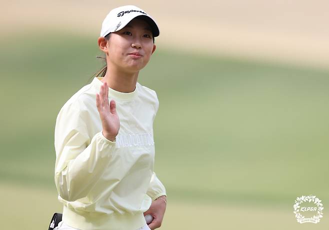 10번 홀에서 파 세이브에 성공한 뒤 갤러리에게 인사하는 여중생 김서아. [사진=KLPGA]