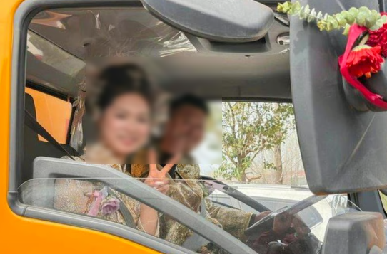 판과 리가 정화조 트럭 운전석과 조수석에 앉아 기념 촬영을 하고 있다. [SCMP 갈무리]