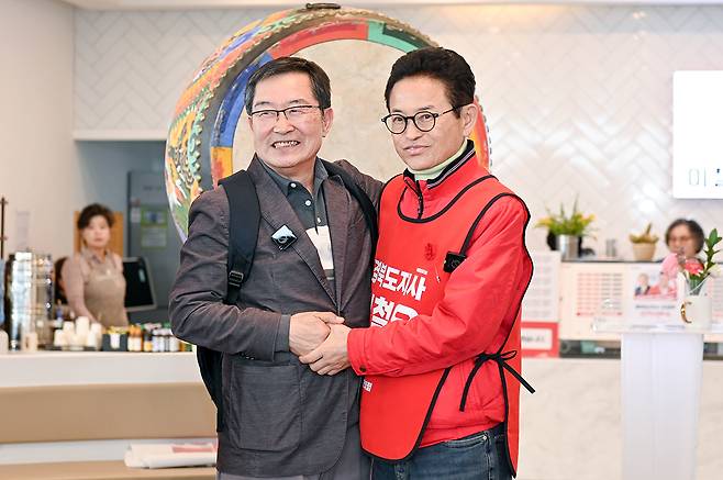 백승주 전 후보가 3일 이철우 경북지사 예비후보를 지지 선언하고 있다.[이철우 예비후보 캠프 제공]